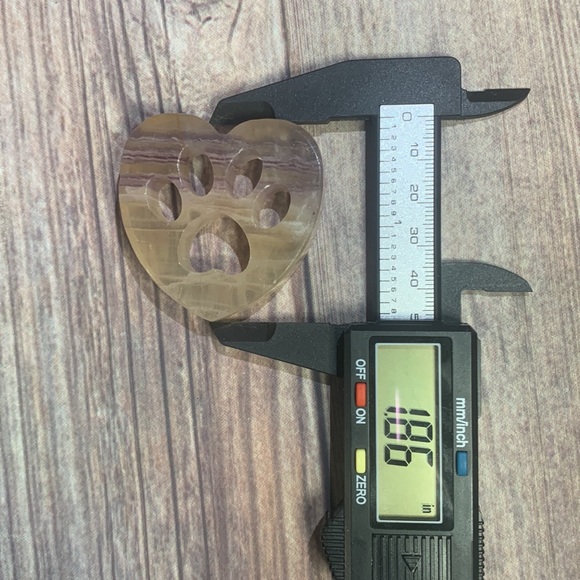 Colorful fluorite paw print carving - Picture 4 of 4